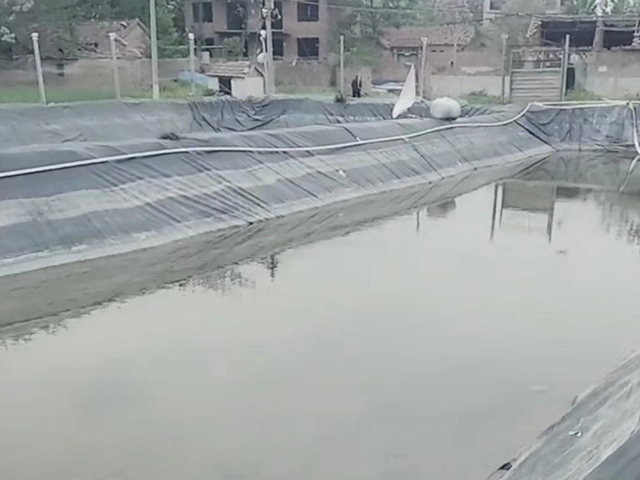 魚塘防滲土工膜鋪設(shè)施工步驟詳解。