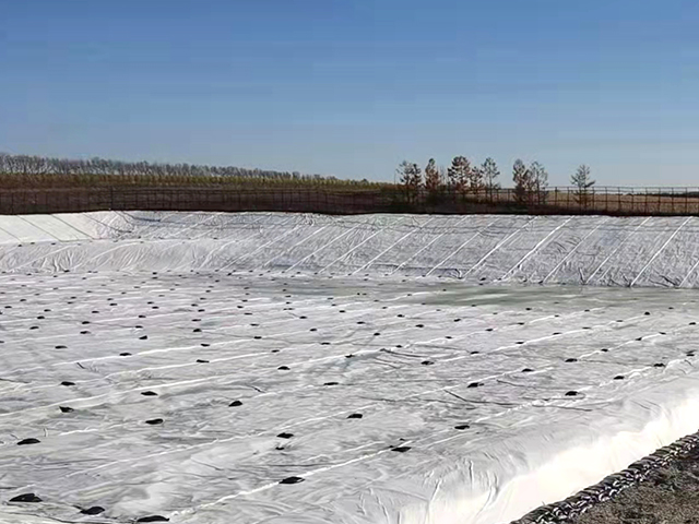 垃圾填埋場鋪設(shè)防滲土工膜該如何施工？