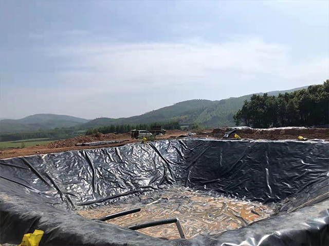 公路養(yǎng)護工程中可選擇鋪設(shè)防滲土工膜。