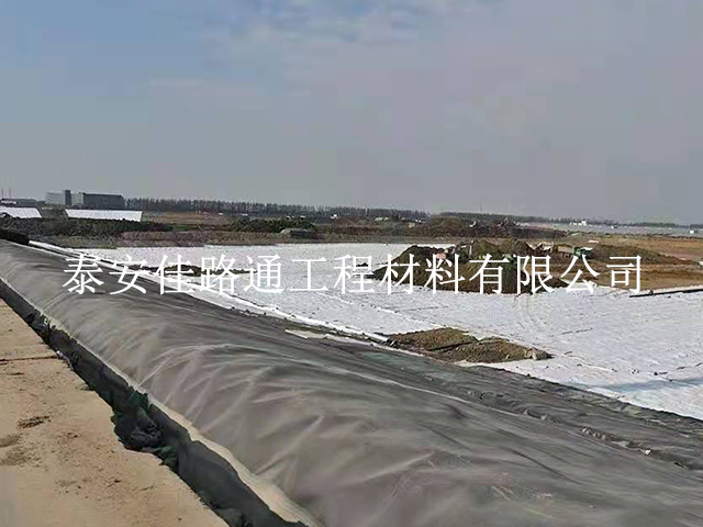防滲膜廠家淺談護(hù)坡施工中如何鋪設(shè)防滲土工膜？