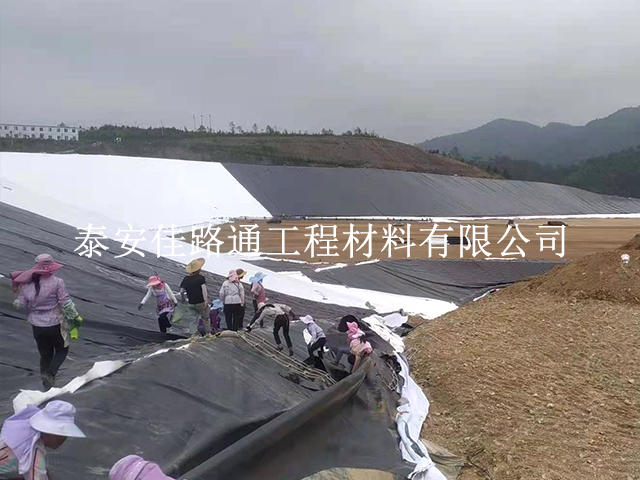 水庫(kù)堤壩鋪設(shè)防滲土工膜是需要進(jìn)行固定的 水庫(kù)堤壩鋪設(shè)防滲土工膜是需要進(jìn)行固定的