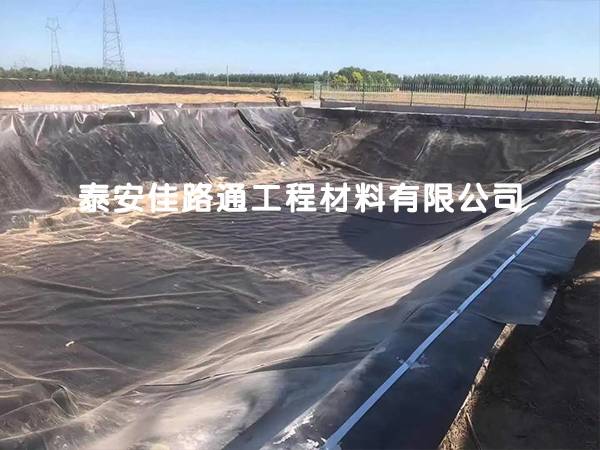 人工湖防滲土工膜在鋪設(shè)施工時須關(guān)注基面與氣候 人工湖防滲土工膜在鋪設(shè)施工時須關(guān)注基面與氣候