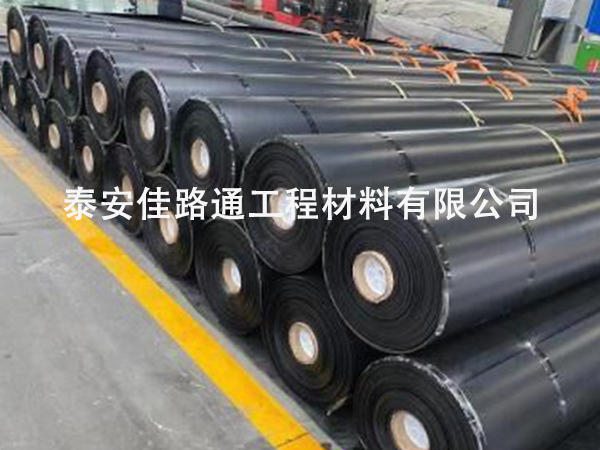 人工湖防滲膜的焊接鋪貼須按步驟進行 人工湖防滲膜的焊接鋪貼須按步驟進行