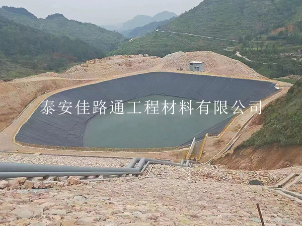 鋪設養(yǎng)殖防滲膜可增強魚塘蝦池的水質控制