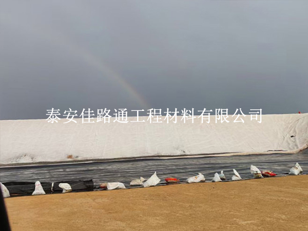 水產(chǎn)養(yǎng)殖防滲膜的接縫處須緊急處理 水產(chǎn)養(yǎng)殖防滲膜的接縫處須緊急處理