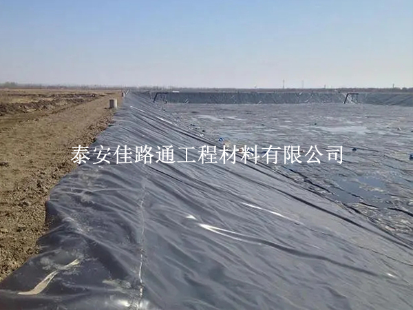 養(yǎng)殖防滲膜鋪設(shè)時(shí)須要對焊接縫嚴(yán)格檢測 養(yǎng)殖防滲膜鋪設(shè)時(shí)須要對焊接縫嚴(yán)格檢測