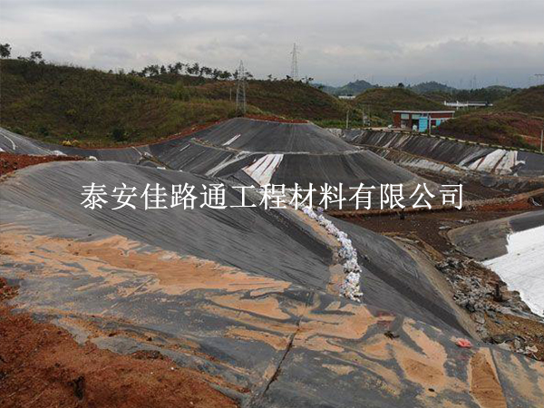 垃圾填埋場防滲膜施工中為何要鋪兩層？