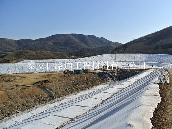 完成防滲復合土工膜的鋪設須關注哪些內容？