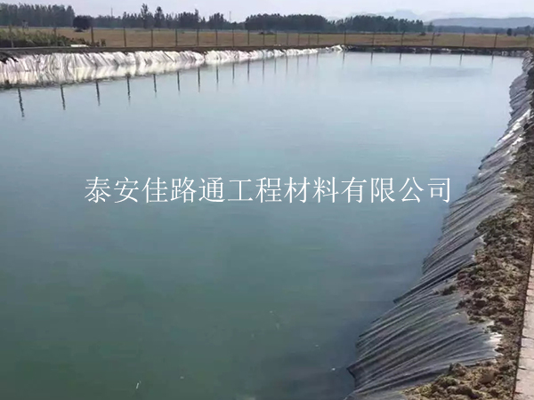 人工湖防滲膜鋪設(shè)前如何合理進(jìn)行基面清理？