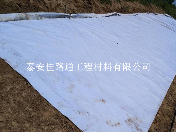HDPE復合土工膜鋪設施工中的基面清理要求詳解 HDPE復合土工膜鋪設施工中的基面清理要求詳解