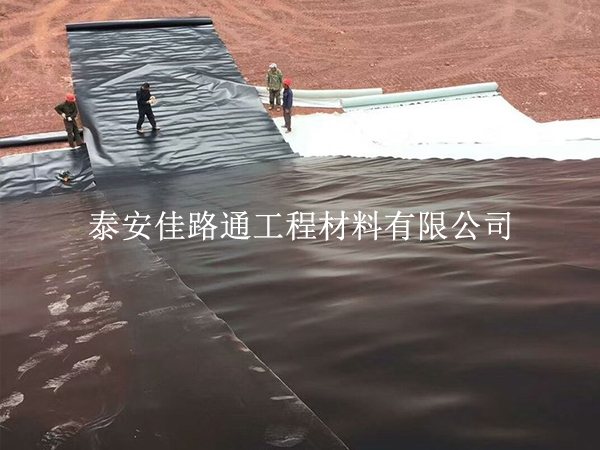 養(yǎng)殖防滲膜鋪設(shè)不平整？5 個(gè)實(shí)操技巧教你鋪出 “鏡面效果”