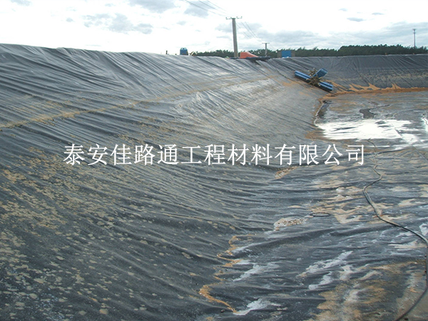 養(yǎng)殖防滲膜用得久？鋪設(shè)維護(hù)技巧請(qǐng)收好