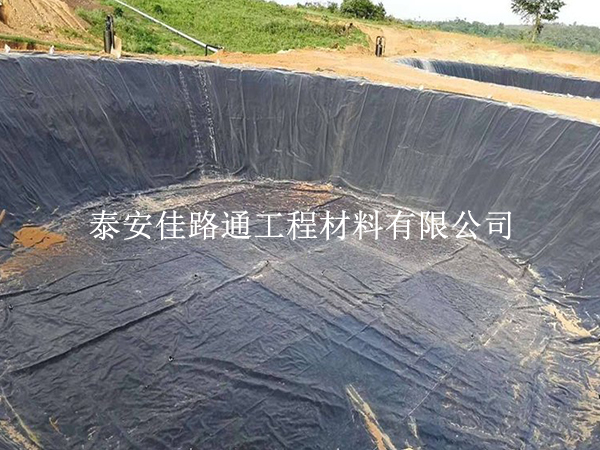 沼氣池防滲膜雨季鋪設(shè)技巧：科學(xué)施工，規(guī)避雨水帶來的防滲隱患