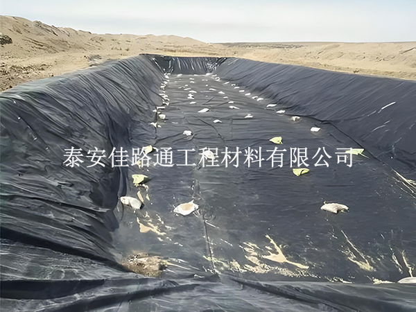 影響魚塘防滲膜直角撕裂能力的核心因素：找準關鍵，筑牢養(yǎng)殖防滲韌性屏障