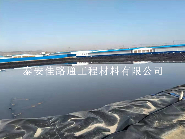 油田防滲土工膜怎么鋪才不漏？施工現(xiàn)場這些細節(jié)決定成敗
